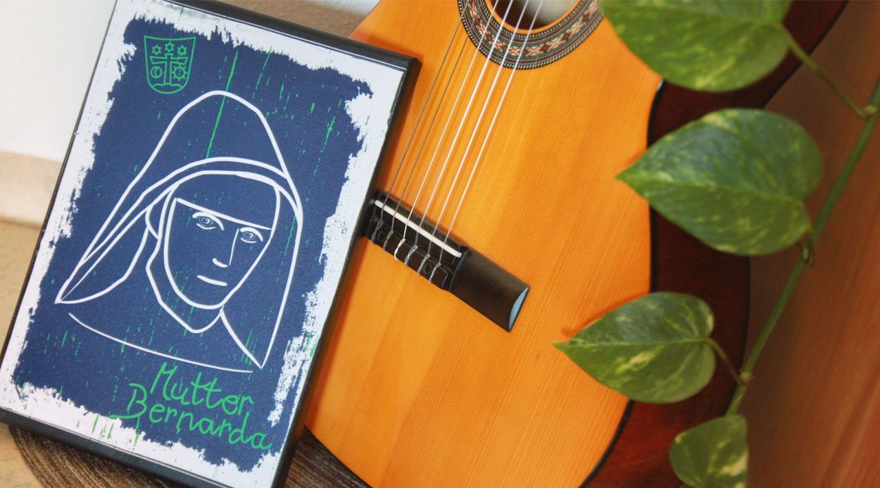 Gitarre und Bildnis von Mutter Bernarda