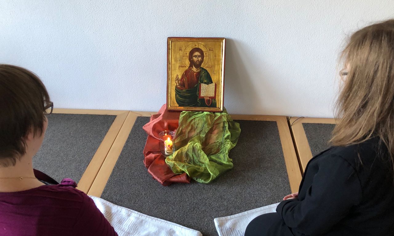 Meditation vor einer Ikone