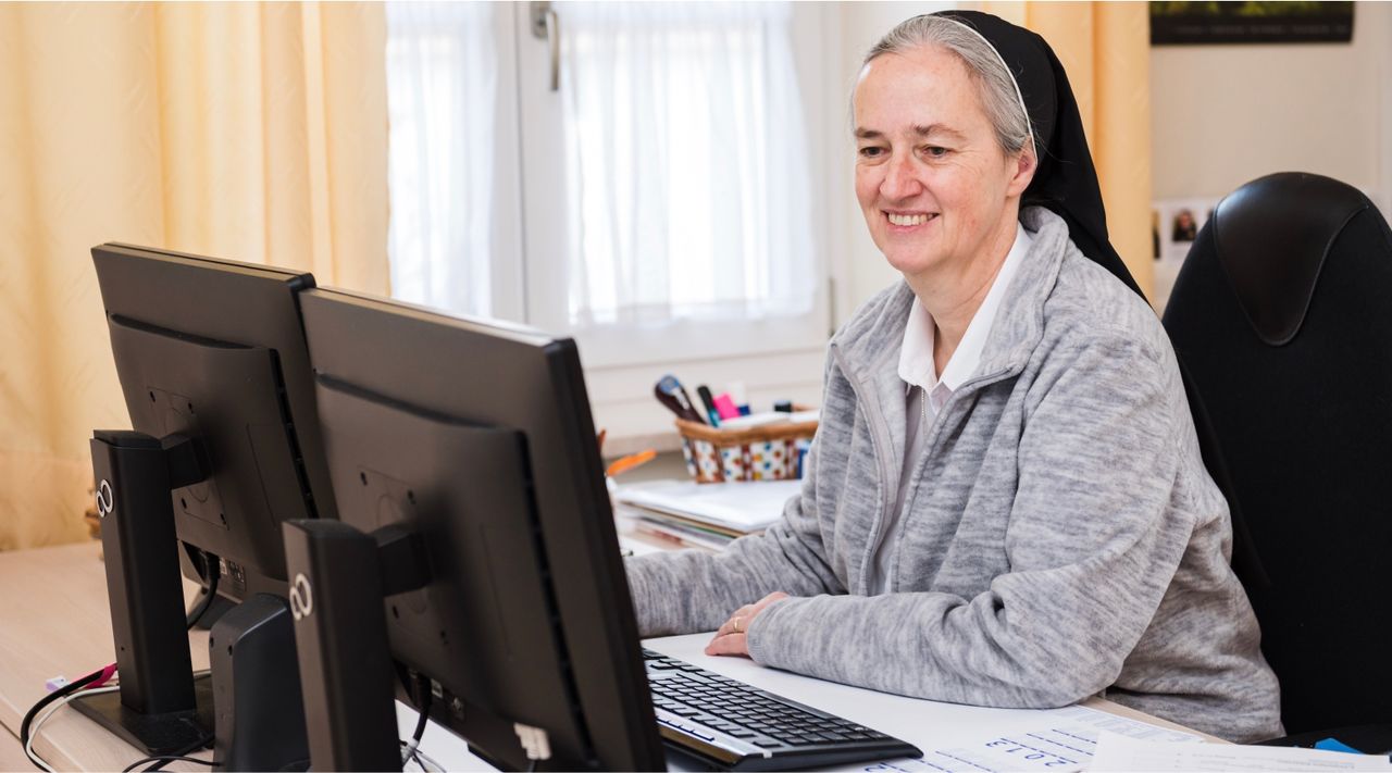 Schwester am PC